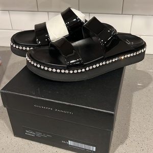 GIUSEPPE ZANOTTI
Tiger crystal-embellished patent-leather slides